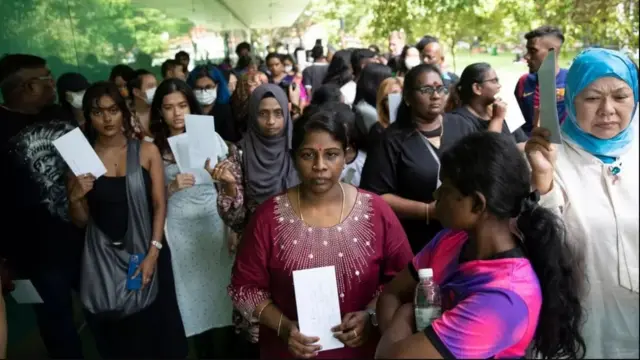 တန်ဂါရာဂျူး အစ်မ(အလယ်)ကို တနင်္ဂနွေနေ့က တက်ကြွလှုပ်ရှားသူများနှင့်အတူ တွေ့ရစဥ်။