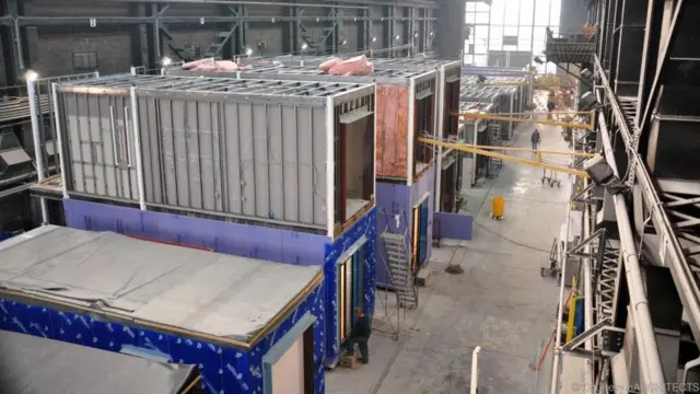 Seperti halnya My Micro NU, kebanyakan rumah mikro dibuat di pabrik sebagai satu blok tersendiri, dan kemudian dipindahkan menggunakan truk lori yang kemudian ditumpuk di satu tempat seperti Lego.