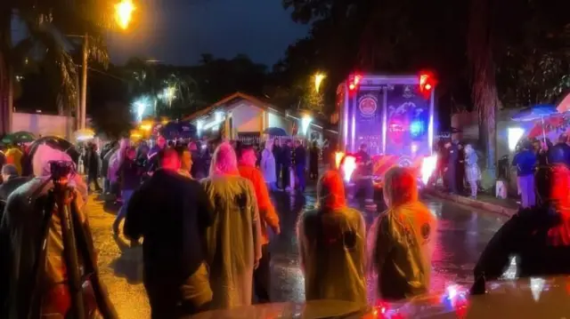 દૂર્ઘટનાસ્થળ પર એકઠા થયેલા બચાવકર્મીઓ