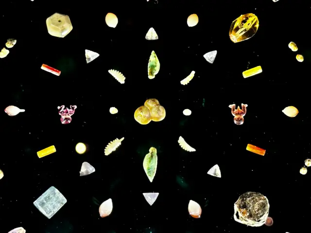  ပုလဲ၊ ပတ္တမြား၊ ဥဿဖရား၊ နီလာနဲ့ ရွှေပြား ပစ္စည်း ၁၈၀၀ နီးပါး ရှိတဲ့ ရတနာသိုက်