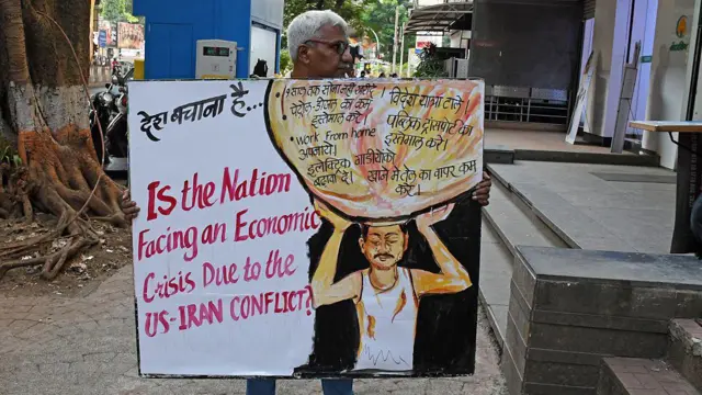 জ্বালানির দাম বৃদ্ধির প্রতিবাদ হায়দরাবাদের এক প্রবীণের ব্যক্তির