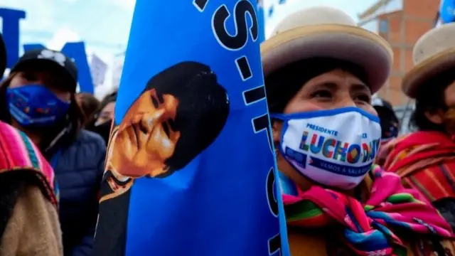 Bandera con el rostro de Evo