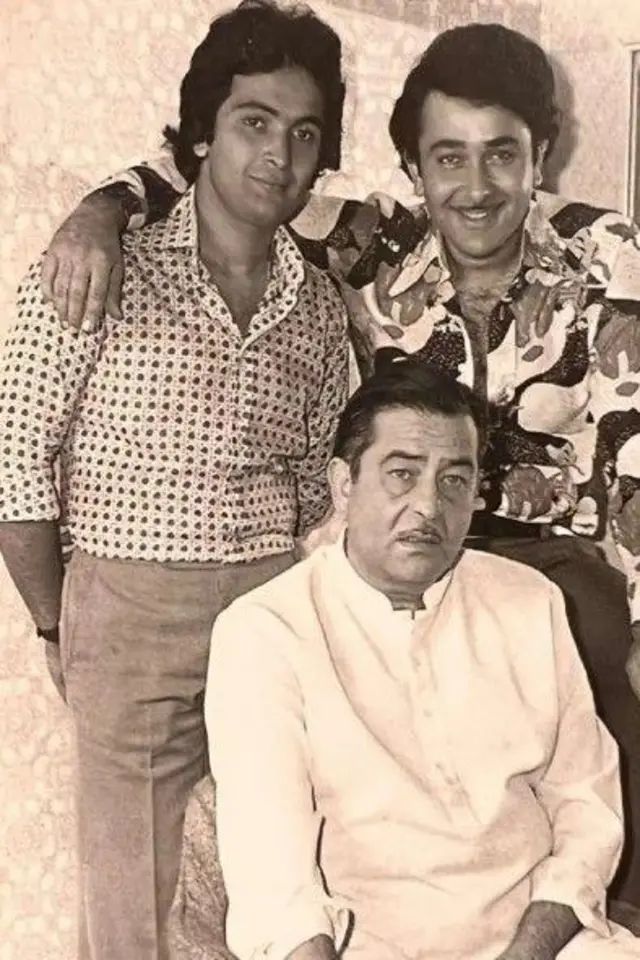 अपने दो बेटों ऋषि कपूर और रणधीर कपूर (दाएं) के साथ राज कपूर