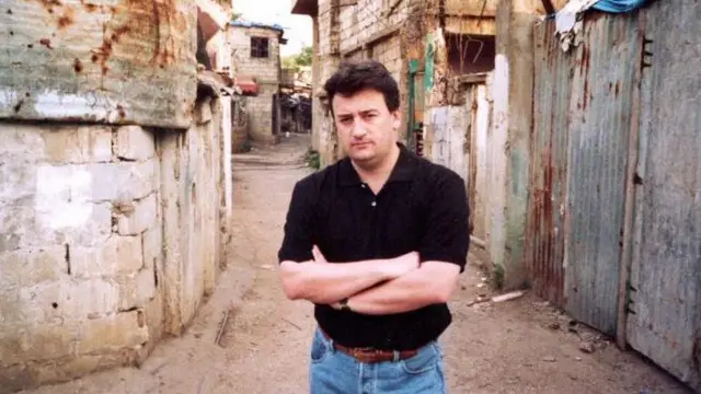 Fergal Keane reportando para la BBC desde los campamentos de refugiados de  Sabra y Shatilla, en 2001.