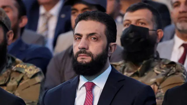 الرئيس السوري المؤقت أحمد الشرع يراقب أثناء حضوره احتفال "حلب مفتاح النصر" بمناسبة تحرير سوريا، في حلب، سوريا، 27 مايو/أيار 2025.