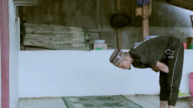 Pemukiman kembali (resettlement) ke negara ketiga adalah salah satu dari tiga solusi yang difasilitasi oleh badan PBB yang mengurusi pengungsi, UNHCR.