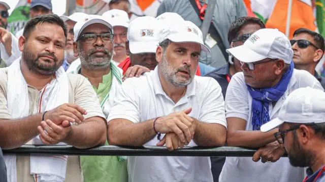 वोट अधिकार यात्रा के दौरान लोकसभा में नेता प्रतिपक्ष राहुल गांधी, बिहार विधानसभा में नेता प्रतिपक्ष तेजस्वी यादव और झारखंड के मुख्यमंत्री हेमंत सोरेन