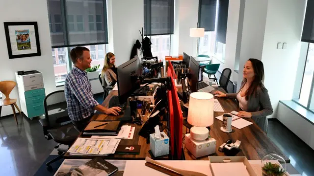 કંપનીમાં કામ કરતાં કર્મચારીઓની પ્રતીકાત્મક તસવીર