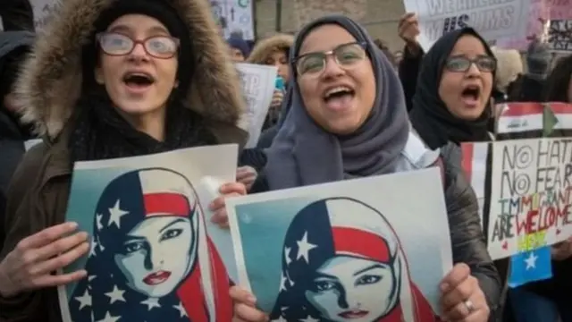 डोनल्ड ट्रंप के आदेश के खिलाफ प्रदर्शन करते लोग.