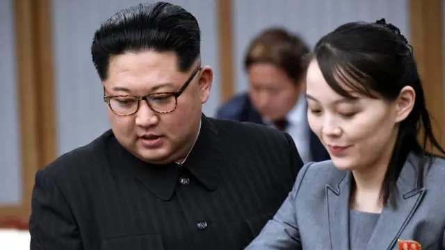 கிம் -ன் சகோதரி கிம் யோ-ஜாங் கொரியா தொழிலாளர் கட்சியில் உயர் பொறுப்பில் இருக்கிறார்.