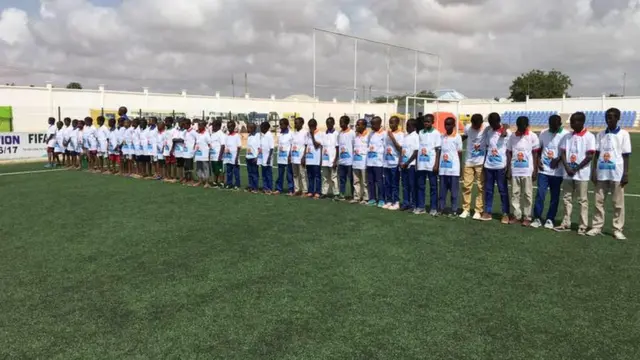 Il a discuté avec les autorités du renforcement et du développement du football en Somalie.