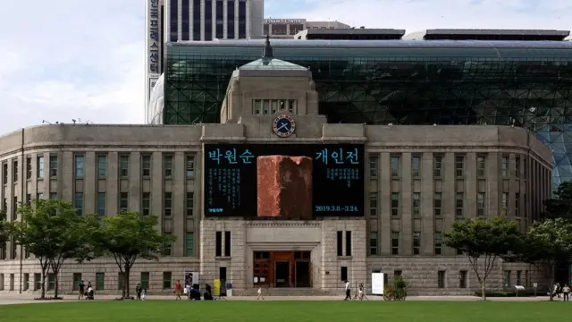 (사진) 주최측에서 전시회 포스터를 서울시청 구관 전경과 합성해 만든 이미지