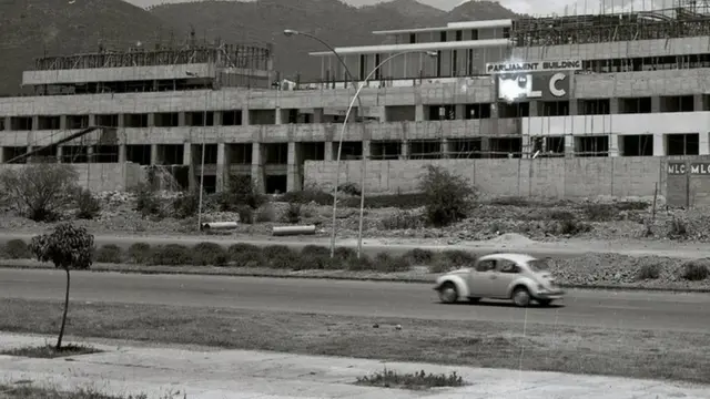سنہ 1976 میں پارلیمنٹ ہاؤس کی زیر تعمیر عمارت کا منظر