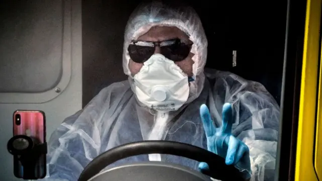 Водитель машины скорой помощи