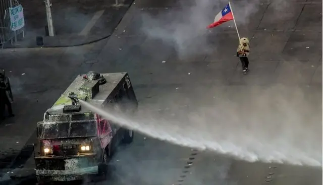 A polícia usou jatos d'água para dispersar os manifestantes