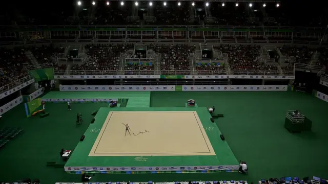 Vista interna da Arena Olímpica do Rio, durante as qualificações para a ginástica rítimica