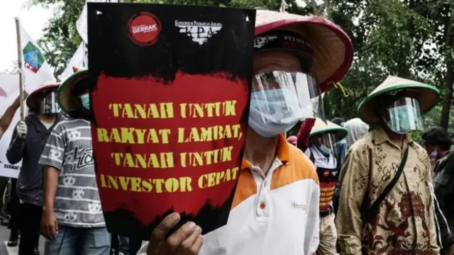 Sekelompok orang beremonstrasi menuntut hak atas tanah.