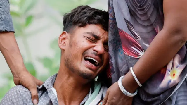 弟の死を知り嘆く男性