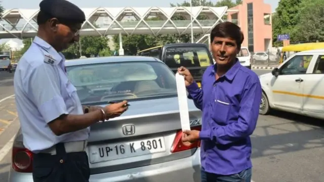 விதிமுறைகளை மீறுபவர்களுக்கு அபராதம் விதிக்கும் காவலர்