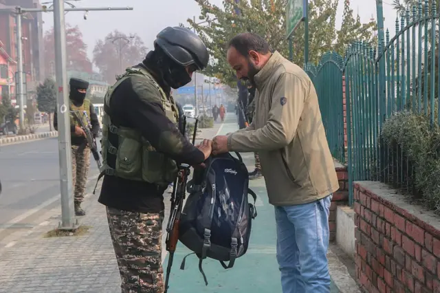 নিরাপত্তার জন্য শ্রীনগরের এক পথচারীর ব্যাগ তল্লাশি করে দেখা হচ্ছে, ২১শে নভেম্বর তোলা ছবি।
