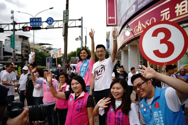 李眉蓁在高雄街头拉票（李眉蓁Facebook专页图片11/8/2020）