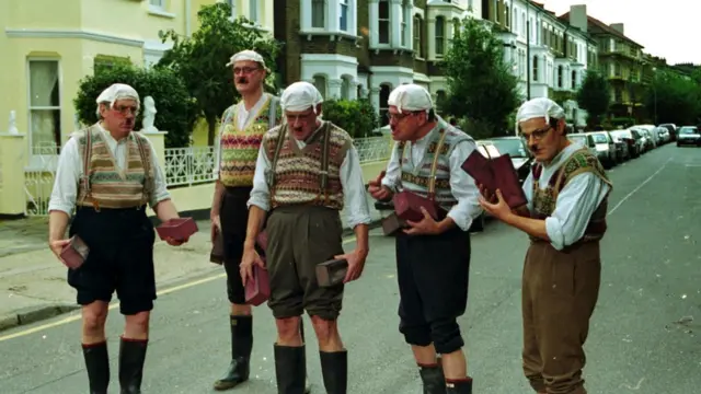 Пятеров "питонов" в облике одного из самых ярких своих созданий Гамби
