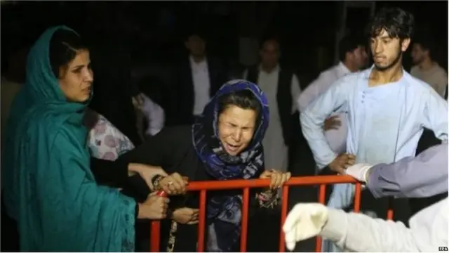 पिछले साल अगस्त में हादसे के बाद अस्पताल के बाहर घायलों के रिश्तेदार