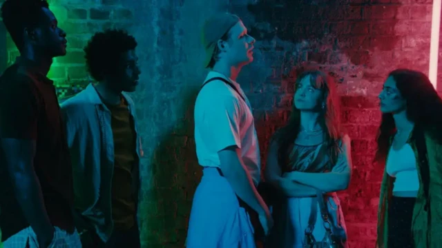 صحنه‌ای از فیلم که شخصیت‌های نوجوان دور هم ایستاده‌اند