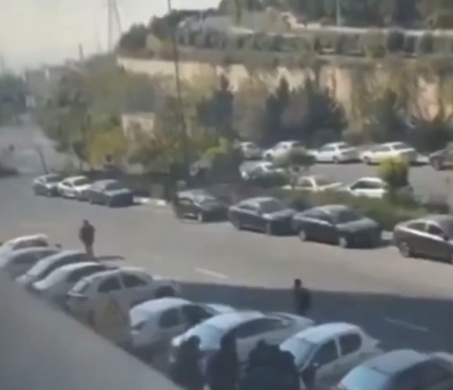 ਇਸ ਸੜਕ 'ਤੇ ਇੱਕ ਕੁੜੀ ਵੀ ਘੁੰਮਦੀ ਨਜ਼ਰ ਆ ਰਹੀ ਹੈ