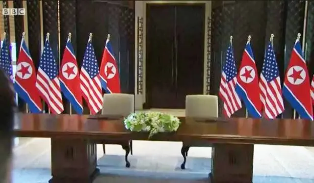 கையெழுத்திடப் போகும் மேஜை