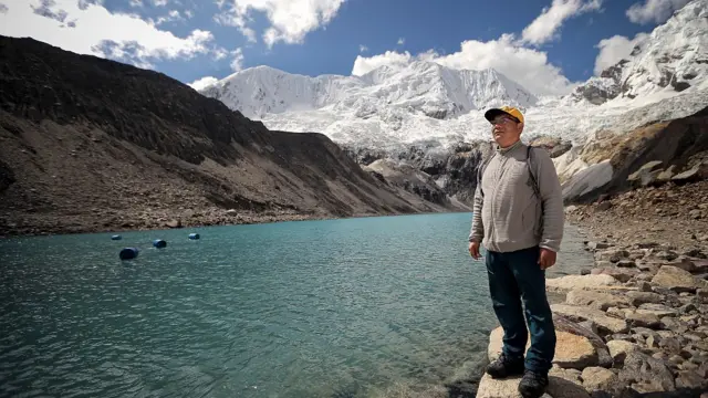 Saúl Luciano Lliuya frente al lago Palcacocha en los Andes peruanos.