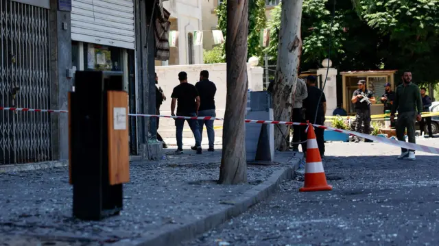 منطقة مطوقة وحطام في أعقاب انفجارات بالقرب من فندق كان من المقرر أن يقيم فيه الرئيس الفرنسي إيمانويل ماكرون، في دمشق، سوريا، 7 يوليو 2026. رويترز/يمام الشعار