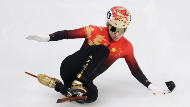 2025年2月8日，在哈尔滨举行的第九届亚洲冬季运动会短道速滑混合 2000 米接力 A 组决赛中，中国队 43 号选手林孝埈发生摔倒