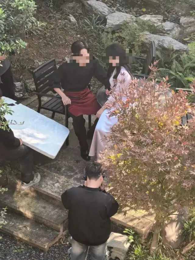 三个人在假山里摄影。