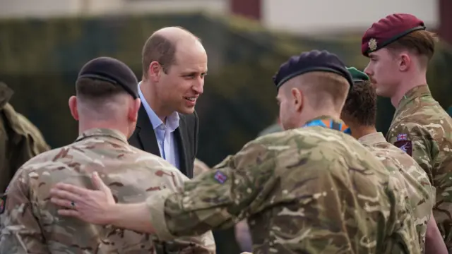 Książę Walii spotyka się z brytyjskimi żołnierzami podczas wizyty w bazie 3. Brygady Wojsk Obrony Terytorialnej w Rzeszowie