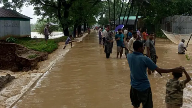 অনেক জায়গায় সড়ক ভেঙ্গে গেছে এবং পানিতে তলিয়ে গেছে বিস্তীর্ণ এলাকা