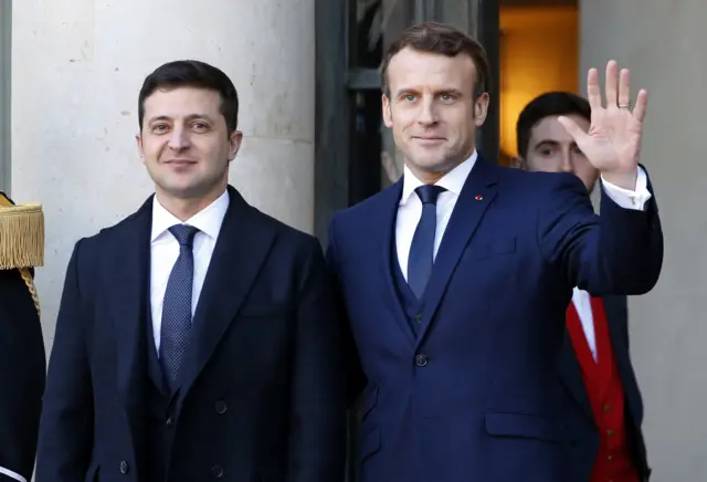 Президент Франції Еммануель Макрон вітає президента України Володимира Зеленського