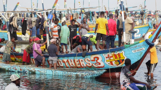 Masunta a cikin kwale-kwalen FC Barcelona a kusa da wurin wasa na Robertsport da ke Grand Cape Mount County, a Liberia - ranar Asabar 20 Maris 2021