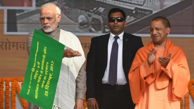 ડ્રાઇવરલેસ મેટ્રોને લીલી ઝંડી બતાવતા નરેન્દ્ર મોદી અને યોગી આદિત્યનાથ