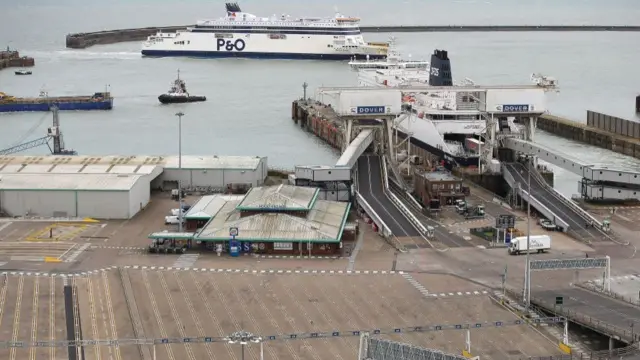 করোনাভাইরাসে খালি হয়ে গেছে ব্রিটেনের একটি ব্যস্ত নৌবন্দর।