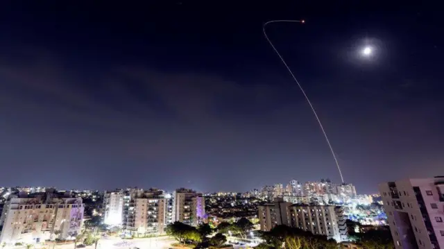 نظام القبة الحديدية الإسرائيلي المضاد للصواريخ يعترض صاروخاً من غزة