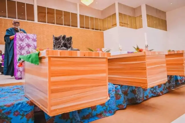 Akeredolu nibi eto isinku awọn olujọsin ijọ Aguda St Francis Catholic Church ti awọn agbebọn kan ṣekupa ni ilu Ọwọ ni oṣu kẹfa ọdun 2022.