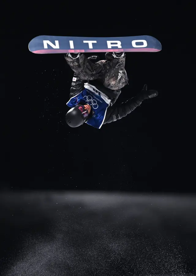 Южнокорейский сноубордист Чхэ Ын Ли выступает в соревнованиях по хафпайпу среди мужчин