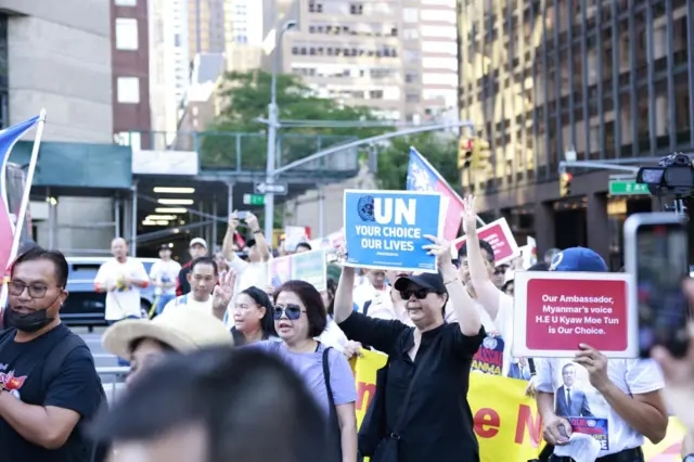 ဦးကျော်မိုးထွန်းကို မြန်မာနိုင်ငံကိုယ်စားလှယ်အဖြစ် ဆက်ပြီးထားရှိရေးအတွက် အမေရိကန် ပြည်ထောင်စုရောက် မြန်မာတွေက စက်တင်ဘာလ ၂၁ ရက်မှာ ကုလသမဂ္ဂရုံးချုပ်ရှိရာ နယူးယောက်မြို့မှာ ဆန္ဒဖော်ထုတ်နေကြတာဖြစ်ပါတယ်