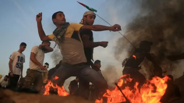 ፈሊስጤማዊ መንእሰይ እምኒ እናሰንደወ ፡ ብርቱዕ ትኪ ብድሕሪኡ ይረአ