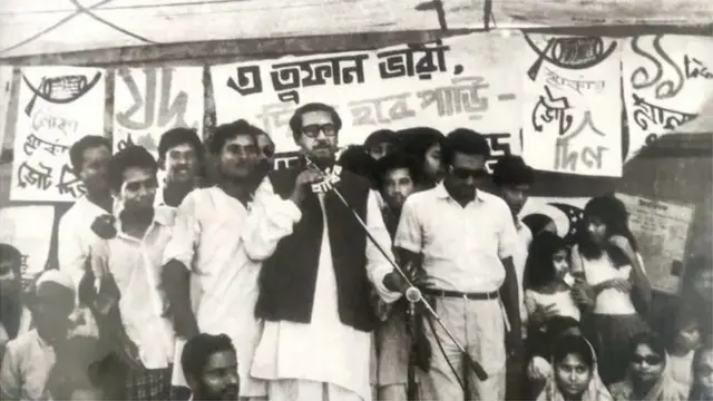 प्रचारादरम्यान भाषण करताना शेख मुजीबुर. 