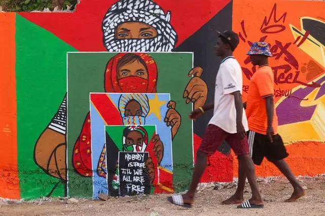 ኣብ ተመሳሳሊ መዓልትን ቦታን "ኩላትና ሓራ ክሳብ ዘይኮንና ሓራ ዝኸውን ሰብ የለን" ዝብል ጭርሖ ጽሑፍን ባንዴራታት ሱዳን፡ ዲሞክራስያዊት ሪፓብሊክ ኮንጎን ግዝኣታት ፍልስጤምን ዝሓዘ ምስሊ እውን ተራእዩ