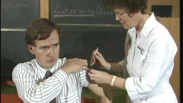 गर्भनिरोधक इंजेक्शन लगाती हुए एक नर्स