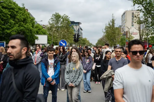 Protest je počeo i završio se šesnaestominutnom tišinom u znak sećanaj na žrtve pada nadstrešnice rekonstruisane železničke stanice u Novom Sadu 1. novembra 2024. godine 