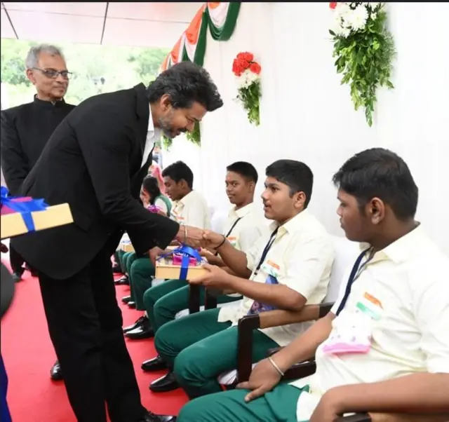 சுதந்திர தின விழாவில் மாற்றுத்திறனாளி குழந்தைகளுக்கு முதலமைச்சர் ஜோசப் விஜய் இனிப்புகள் வழங்கினார்.
